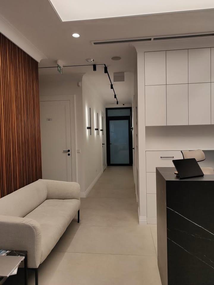 Wnętrze kliniki Ginekologia Branickiego 10 w Warszawie - nowoczesna i elegancka poczekalnia